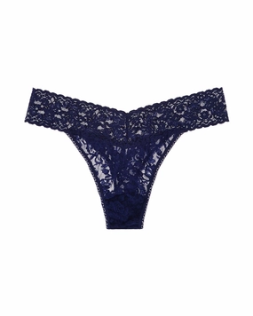 Signature Lace Low-Rise Thong (Rolled)